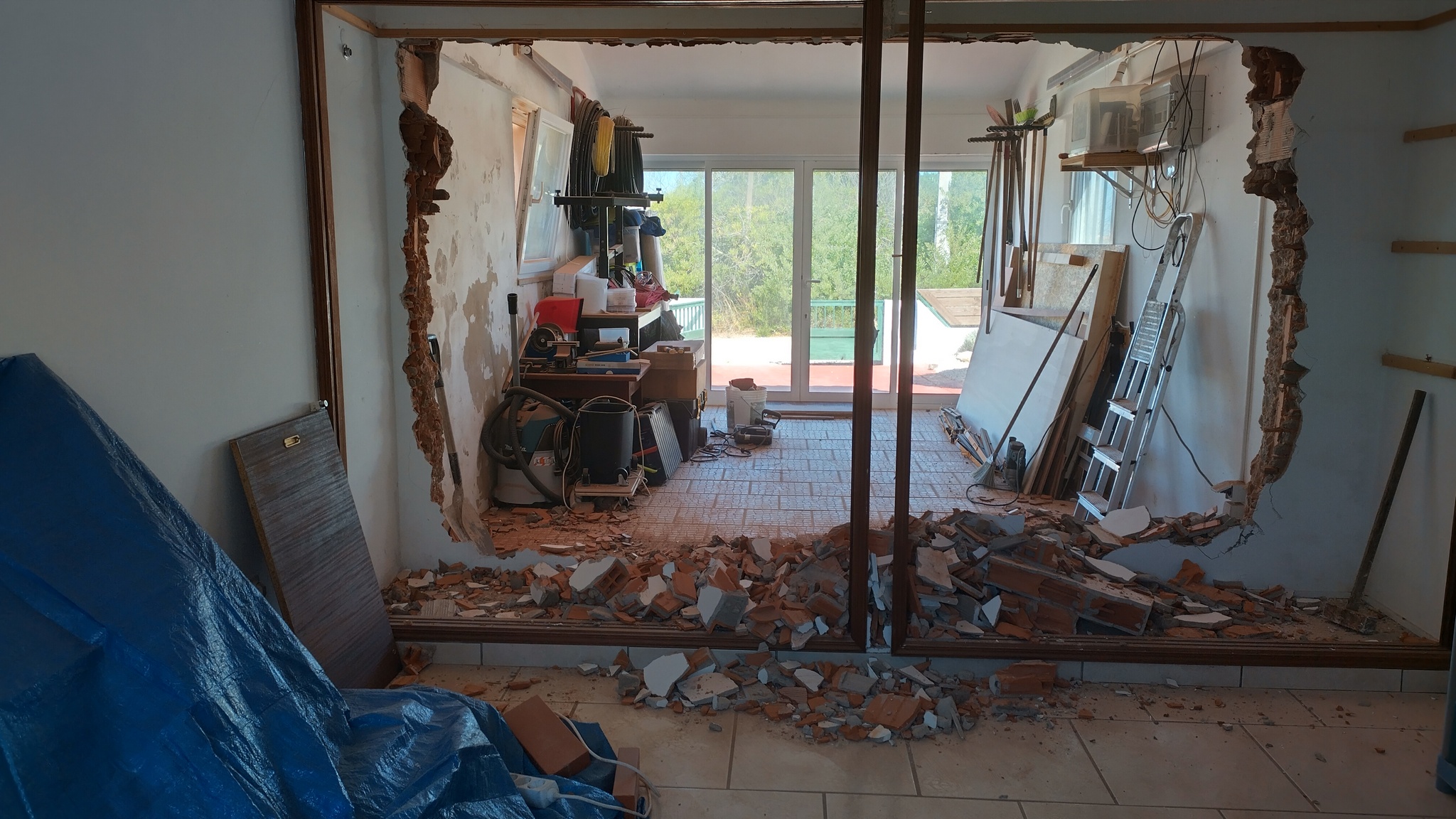 Comment agrandir un garage trop petit avec une pièce de la maison