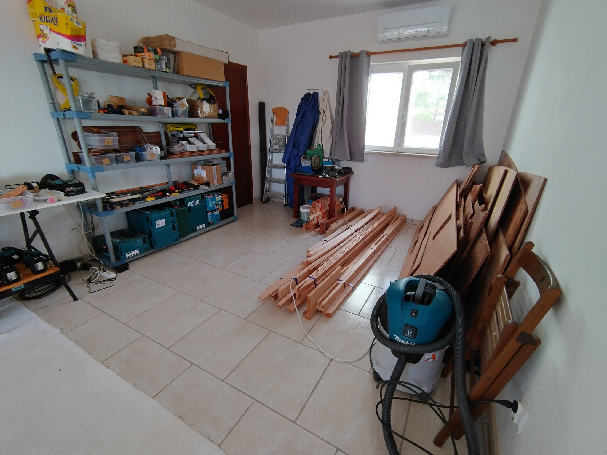Au bout de quelques jours, un nouvel atelier est né : avec stock de bois, outillage et rangements pour les consommables