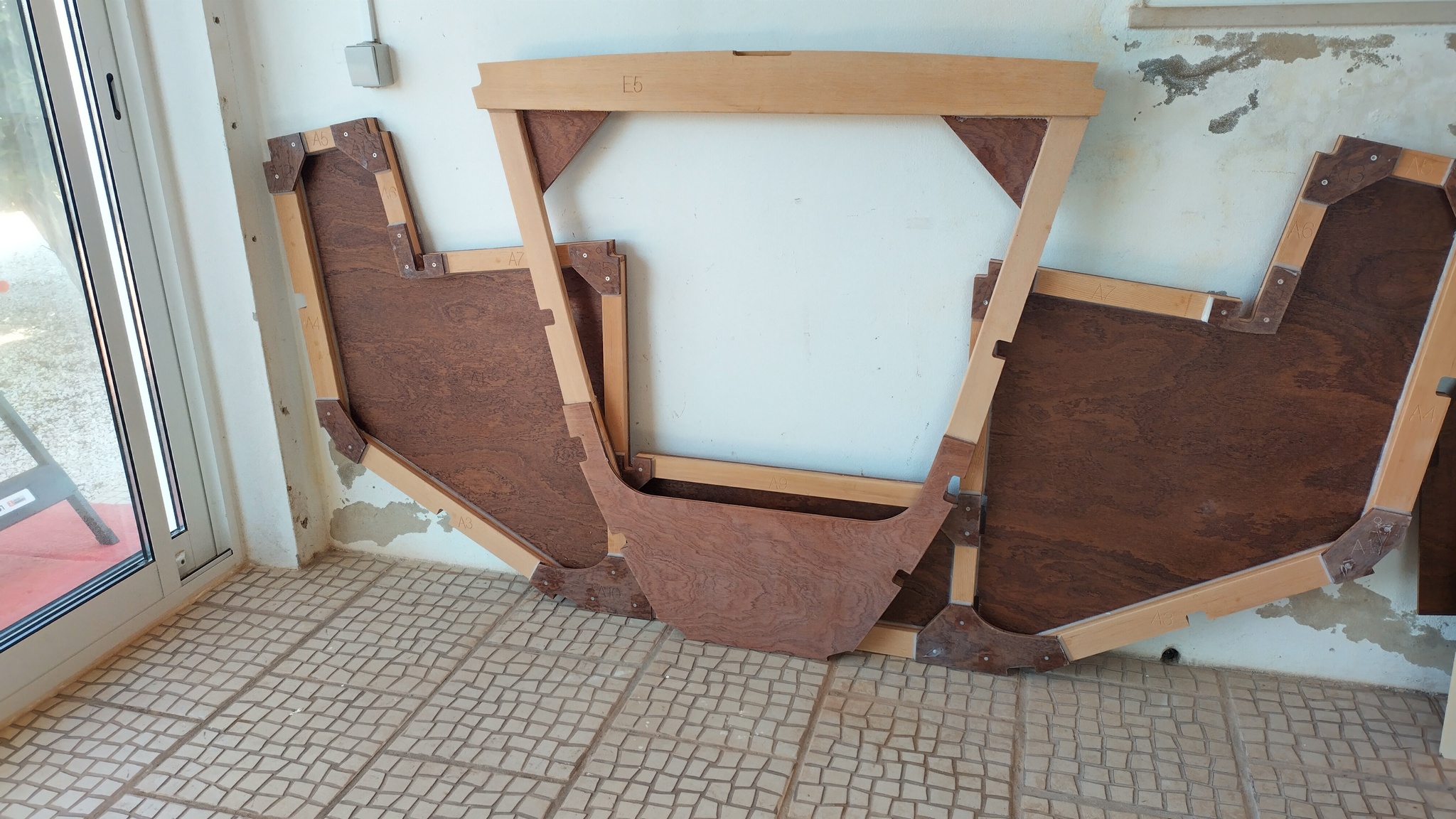 Nos 2 premières membrures terminées : A et E