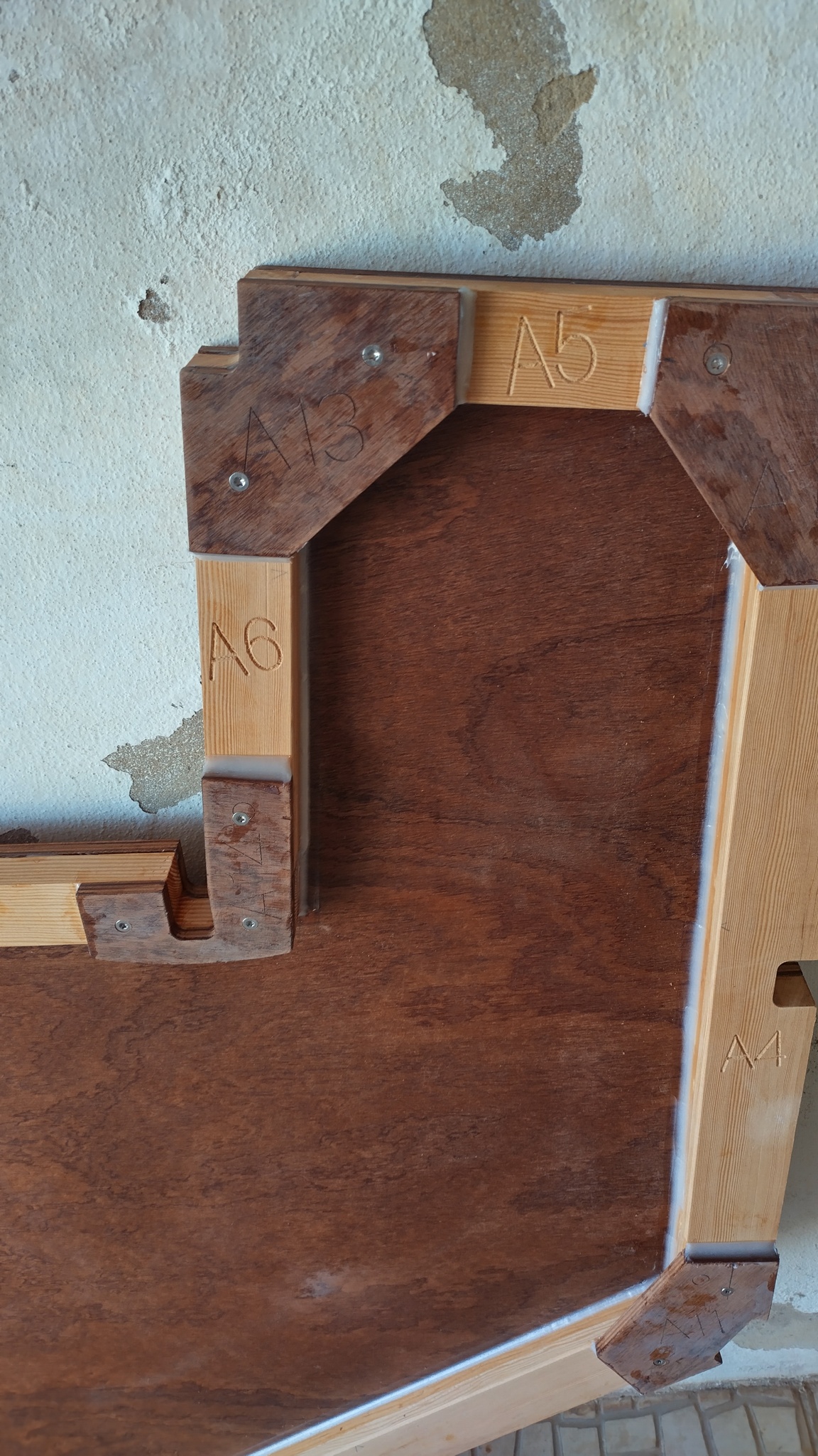 La membrure A, celle qui nous semblait la plus simple pour bien débuter. Les goussets.