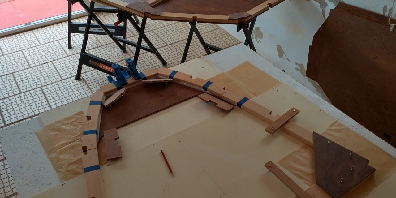 De bouts de bois en membrures… avec escale à la bétonnière !