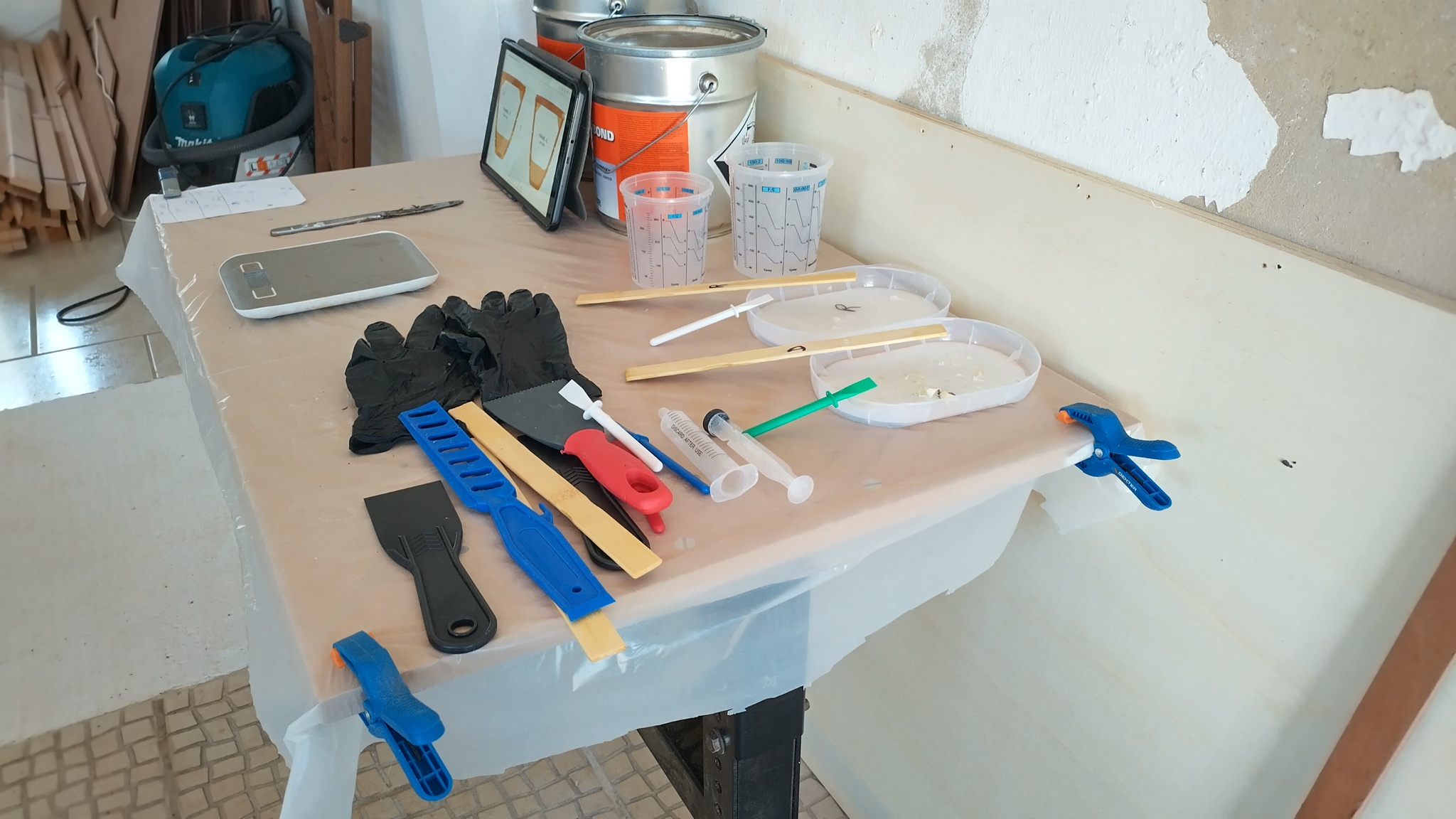 La table de chimie : résines et colles epoxy proposées avec le kit CNC de Kolibri et tout le nécessaire pour les mettre en œuvre